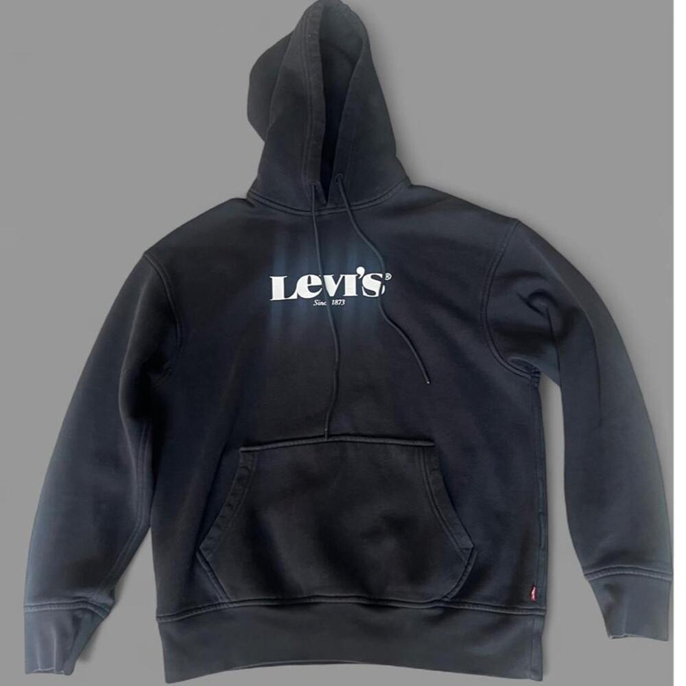 Levi’s Black Logo Hoodie 🖤 Size: Small
Fit: Relaxed